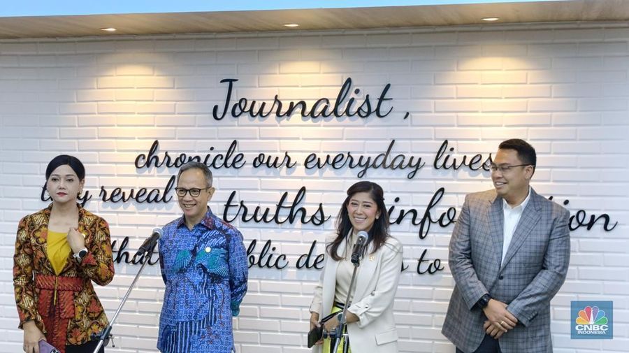 Menteri Komunikasi dan Digital (Menkomdigi), Meutya Hafid (kedua kanan) dalam konferensi pers, Kamis (14/11/2024). (²©²ÊÍøÕ¾/Novina)
