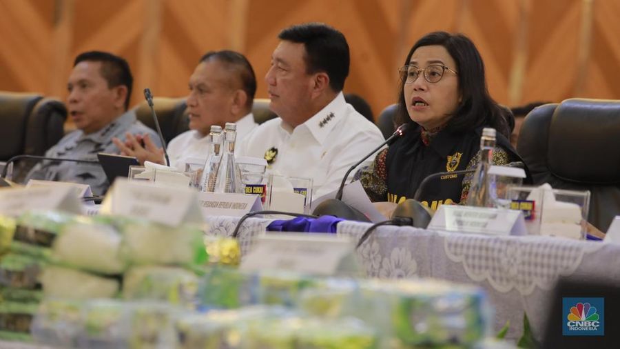 Menteri Koordinator Bidang Politik dan Keamanan Budi Gunawan, Menteri Keuangan Sri Mulyani Indrawati dan Menteri Perhubungan Dudy Purwagandhi serta sederet pejabat terkait di Kantor Pusat Direktorat Jenderal Bea Cukai (DJBC) Kemenkeu, Jakarta, Kamis (14/11/2024)