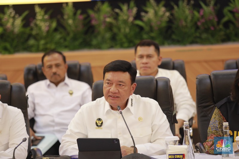 Hasil penindakan desk Pencegahan dan Pemberantasan Penyelundupan di Bidang Kepabeanan dan Cukai dalam mendukung program Asta Cita Presiden Republik Indonesia. (CNBC Indonesia/Muhammad Sabki) Hasil penindakan desk Pencegahan dan Pemberantasan Penyelundupan di Bidang Kepabeanan dan Cukai dalam mendukung program Asta Cita Presiden Republik Indonesia. (CNBC Indonesia/Muhammad Sabki)