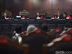 Canda Hakim MK Saat Cabup Halsel Rusihan-Muhtar Duga Ada Politik Uang di Bacan