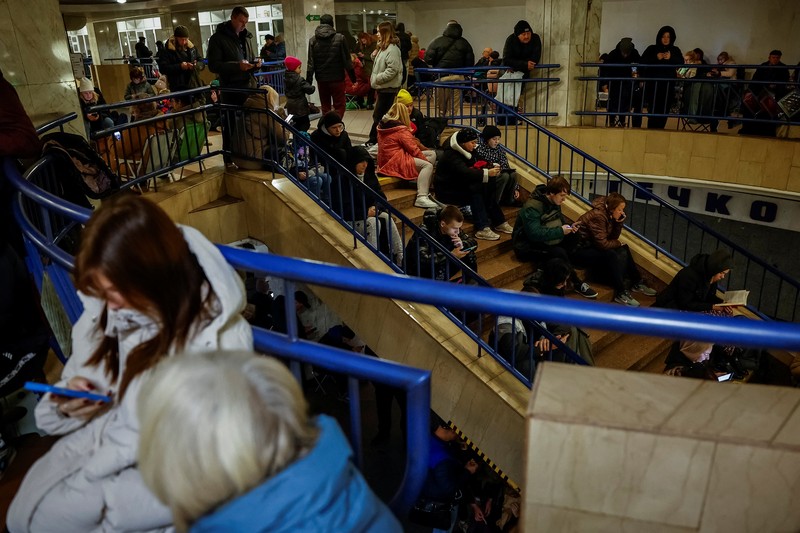 Petugas pemadam kebakaran bekerja di lokasi kawasan industri yang terkena serangan rudal Rusia, di tengah serangan Rusia terhadap Ukraina, di wilayah Kyiv, Ukraina, Rabu (13/11/2024). (Handout via REUTERS) Petugas pemadam kebakaran bekerja di lokasi kawasan industri yang terkena serangan rudal Rusia, di tengah serangan Rusia terhadap Ukraina, di wilayah Kyiv, Ukraina, Rabu (13/11/2024). (Handout via REUTERS)