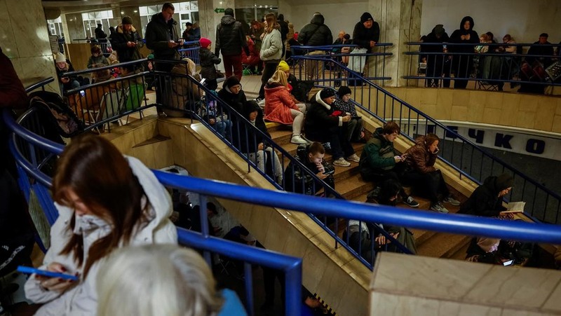 Petugas pemadam kebakaran bekerja di lokasi kawasan industri yang terkena serangan rudal Rusia, di tengah serangan Rusia terhadap Ukraina, di wilayah Kyiv, Ukraina, Rabu (13/11/2024). (Handout via REUTERS)