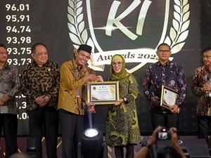 Pemkot Surabaya Raih Penghargaan Badan Publik Informatif dari KI Jatim