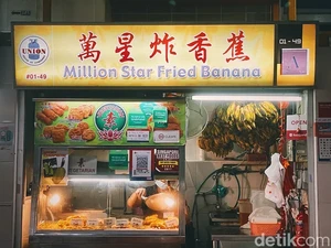 Penjual Pisang Goreng Ini Batal Pensiun Karena Usahanya Diambil Alih Saingannya