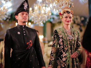 Most Pop: Pangeran Malaysia Menikahi Anak Artis RI, Jalani Upacara Adat Jawa