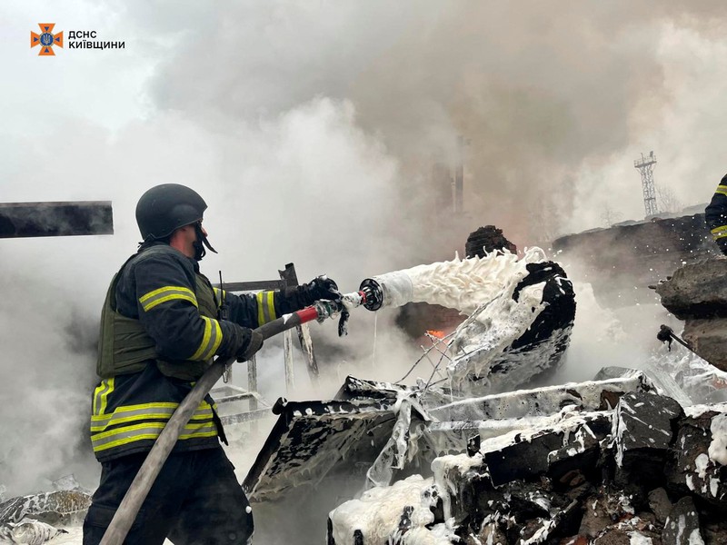 Petugas pemadam kebakaran bekerja di lokasi kawasan industri yang terkena serangan rudal Rusia, di tengah serangan Rusia terhadap Ukraina, di wilayah Kyiv, Ukraina, Rabu (13/11/2024). (Handout via REUTERS) Petugas pemadam kebakaran bekerja di lokasi kawasan industri yang terkena serangan rudal Rusia, di tengah serangan Rusia terhadap Ukraina, di wilayah Kyiv, Ukraina, Rabu (13/11/2024). (Handout via REUTERS)