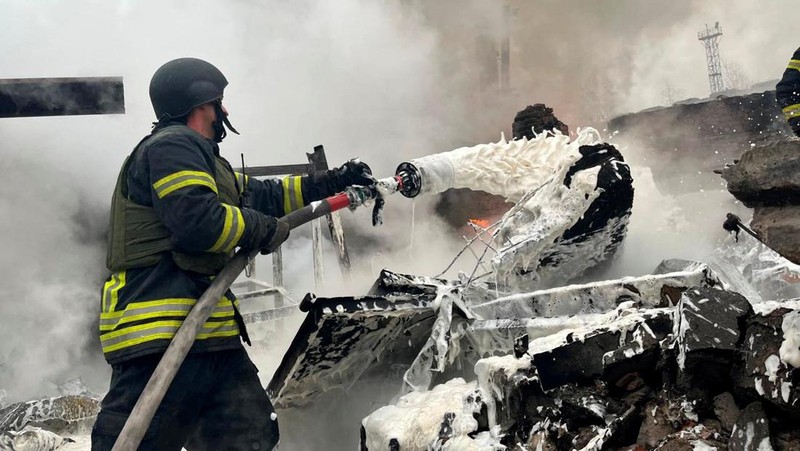 Petugas pemadam kebakaran bekerja di lokasi kawasan industri yang terkena serangan rudal Rusia, di tengah serangan Rusia terhadap Ukraina, di wilayah Kyiv, Ukraina, Rabu (13/11/2024). (Handout via REUTERS)