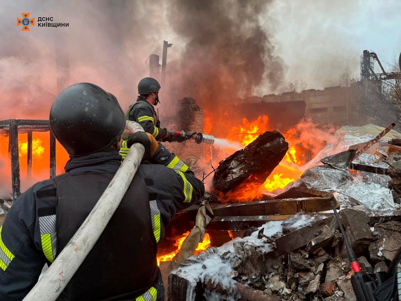 Petugas pemadam kebakaran bekerja di lokasi kawasan industri yang terkena serangan rudal Rusia, di tengah serangan Rusia terhadap Ukraina, di wilayah Kyiv, Ukraina, Rabu (13/11/2024). (Handout via REUTERS) Petugas pemadam kebakaran bekerja di lokasi kawasan industri yang terkena serangan rudal Rusia, di tengah serangan Rusia terhadap Ukraina, di wilayah Kyiv, Ukraina, Rabu (13/11/2024). (Handout via REUTERS)