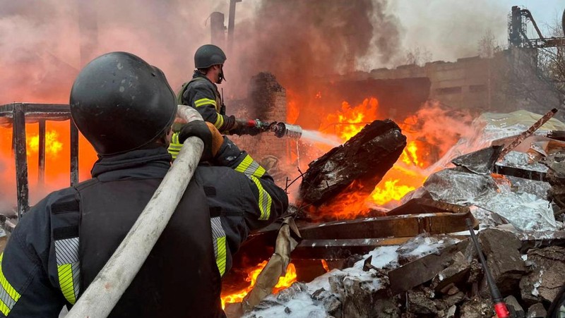 Petugas pemadam kebakaran bekerja di lokasi kawasan industri yang terkena serangan rudal Rusia, di tengah serangan Rusia terhadap Ukraina, di wilayah Kyiv, Ukraina, Rabu (13/11/2024). (Handout via REUTERS)