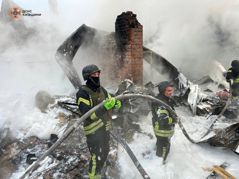 Petugas pemadam kebakaran bekerja di lokasi kawasan industri yang terkena serangan rudal Rusia, di tengah serangan Rusia terhadap Ukraina, di wilayah Kyiv, Ukraina, Rabu (13/11/2024). (Handout via REUTERS) Petugas pemadam kebakaran bekerja di lokasi kawasan industri yang terkena serangan rudal Rusia, di tengah serangan Rusia terhadap Ukraina, di wilayah Kyiv, Ukraina, Rabu (13/11/2024). (Handout via REUTERS)