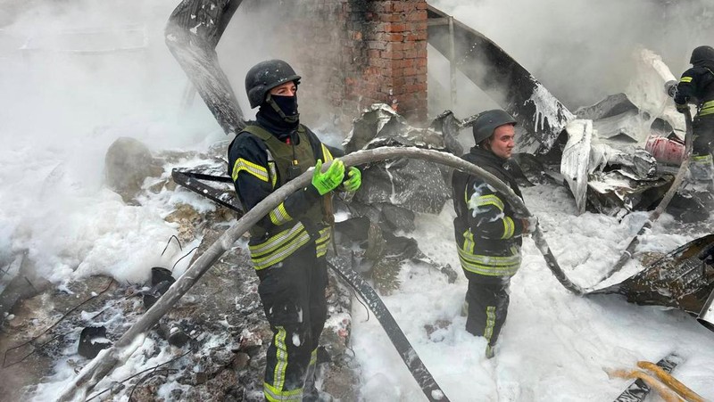 Petugas pemadam kebakaran bekerja di lokasi kawasan industri yang terkena serangan rudal Rusia, di tengah serangan Rusia terhadap Ukraina, di wilayah Kyiv, Ukraina, Rabu (13/11/2024). (Handout via REUTERS)