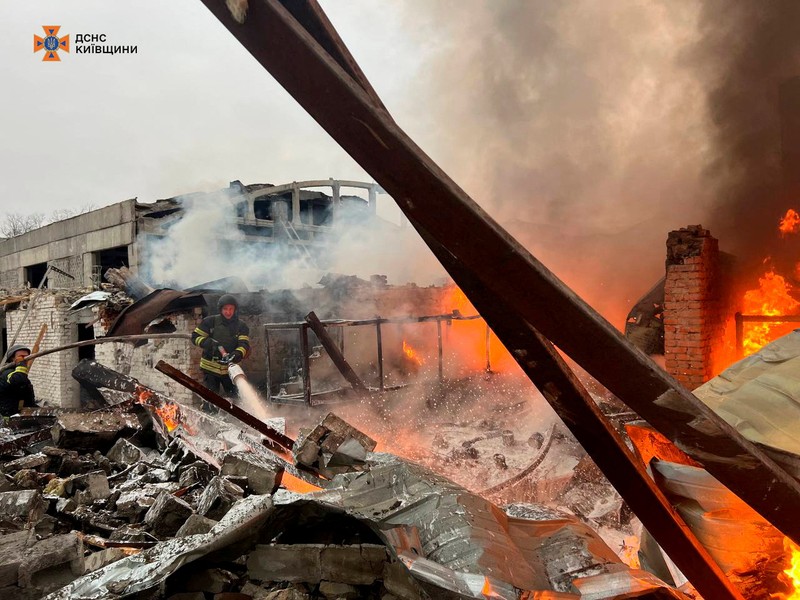 Petugas pemadam kebakaran bekerja di lokasi kawasan industri yang terkena serangan rudal Rusia, di tengah serangan Rusia terhadap Ukraina, di wilayah Kyiv, Ukraina, Rabu (13/11/2024). (Handout via REUTERS) Petugas pemadam kebakaran bekerja di lokasi kawasan industri yang terkena serangan rudal Rusia, di tengah serangan Rusia terhadap Ukraina, di wilayah Kyiv, Ukraina, Rabu (13/11/2024). (Handout via REUTERS)