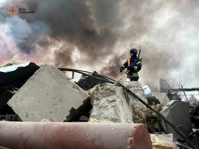 Petugas pemadam kebakaran bekerja di lokasi kawasan industri yang terkena serangan rudal Rusia, di tengah serangan Rusia terhadap Ukraina, di wilayah Kyiv, Ukraina, Rabu (13/11/2024). (Handout via REUTERS)