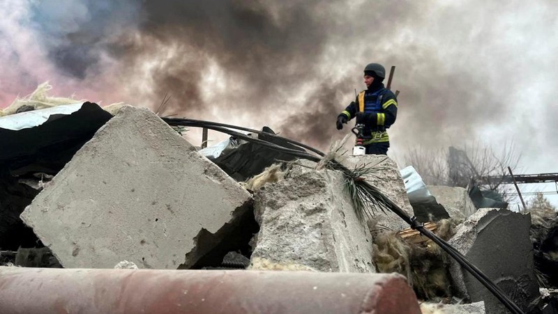 Petugas pemadam kebakaran bekerja di lokasi kawasan industri yang terkena serangan rudal Rusia, di tengah serangan Rusia terhadap Ukraina, di wilayah Kyiv, Ukraina, Rabu (13/11/2024). (Handout via REUTERS)