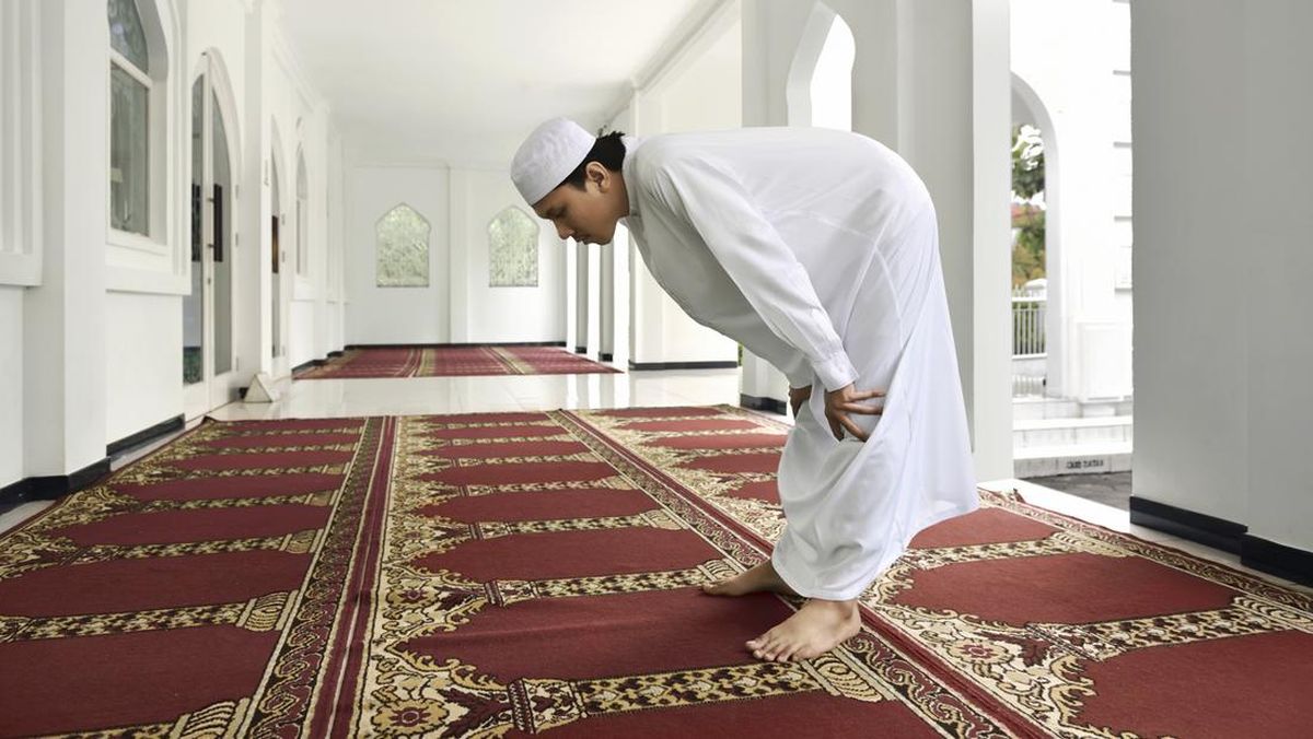 Ke Mana Pandangan Mata Saat Salat? Ini Tuntunan Rasulullah SAW