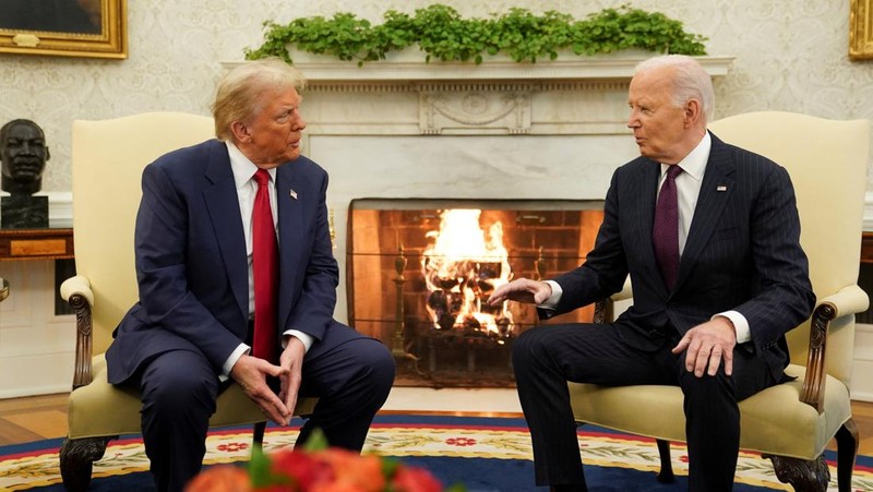 Presiden Joe Biden bertemu dengan Presiden terpilih Donald Trump di Ruang Oval Gedung Putih, Rabu, 13 November 2024, di Washington. (AP Photo/Evan Vucci)