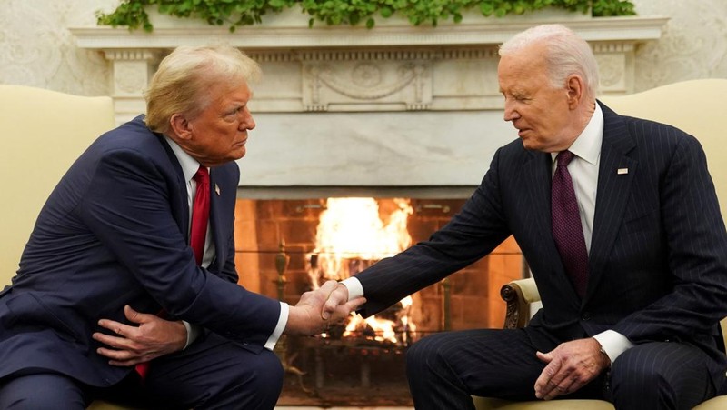 Presiden Joe Biden bertemu dengan Presiden terpilih Donald Trump di Ruang Oval Gedung Putih, Rabu, 13 November 2024, di Washington. (AP Photo/Evan Vucci)