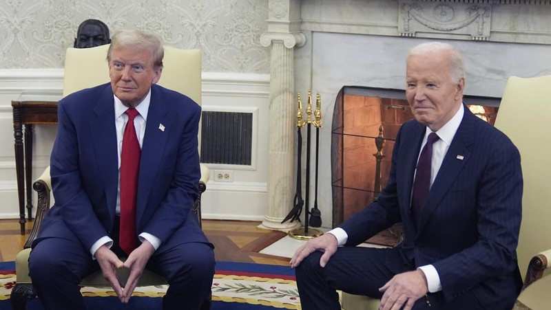 Presiden Joe Biden bertemu dengan Presiden terpilih Donald Trump di Ruang Oval Gedung Putih, Rabu, 13 November 2024, di Washington. (AP Photo/Evan Vucci)