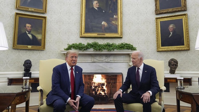 Presiden Joe Biden bertemu dengan Presiden terpilih Donald Trump di Ruang Oval Gedung Putih, Rabu, 13 November 2024, di Washington. (AP Photo/Evan Vucci)