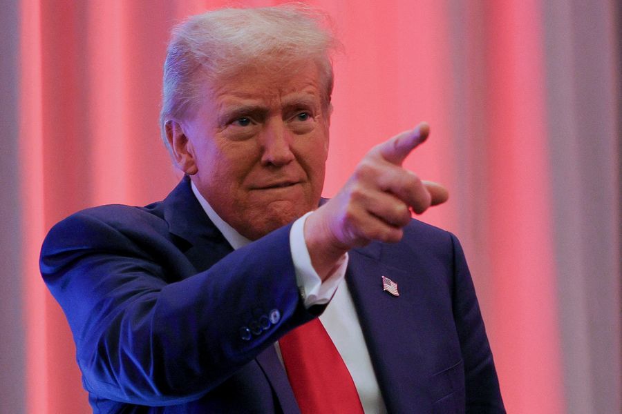 Presiden terpilih AS Donald Trump memberi isyarat saat bertemu dengan anggota DPR dari Partai Republik di Capitol Hill di Washington, AS, 13 November 2024.