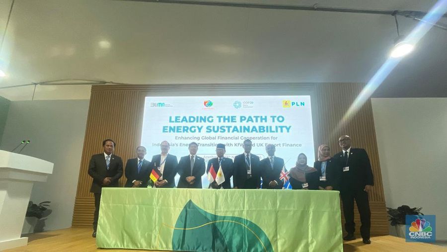 PT PLN (Persero) baru saja menandatangani tiga Nota Kesepahaman atau Memorandum of Understanding (MoU) dengan mitra global di sela-sela acara Konferensi Perubahan Iklim Dunia ke-29 atau Conference of the Parties (COP)29 di Baku, Azerbaijan, Rabu (13/11/2024). (CNBC Indonesia)