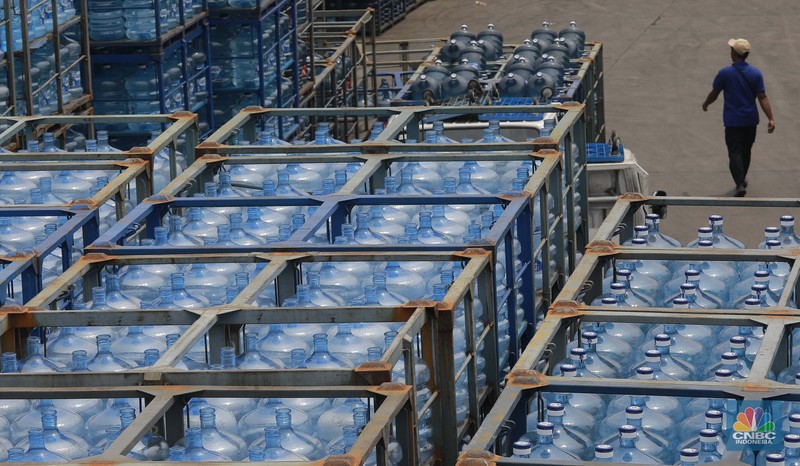 Sejumlah pekerja mengangkut air minum dalam kemasan (AMDK) galon dengan alat pemberat di distributor Aqua di kawasan Jakarta, Kamis, (14/11/2024). Sejumlah pekerja mengangkut air minum dalam kemasan (AMDK) galon dengan alat pemberat di distributor Aqua di kawasan Jakarta, Kamis, (14/11/2024). (CNBC Indonesia/Muhammad Sabki)