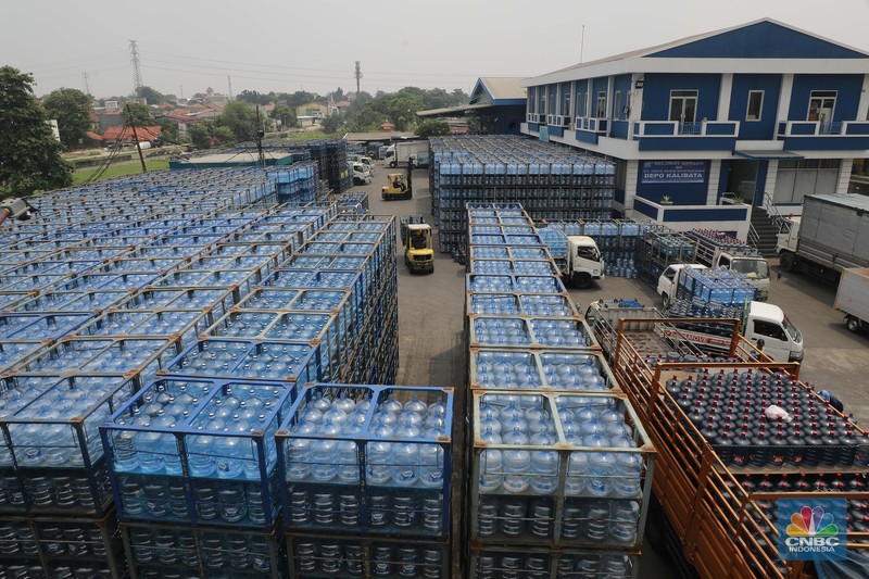 Sejumlah pekerja mengangkut air minum dalam kemasan (AMDK) galon dengan alat pemberat di distributor Aqua di kawasan Jakarta, Kamis, (14/11/2024). Sejumlah pekerja mengangkut air minum dalam kemasan (AMDK) galon dengan alat pemberat di distributor Aqua di kawasan Jakarta, Kamis, (14/11/2024). (CNBC Indonesia/Muhammad Sabki)