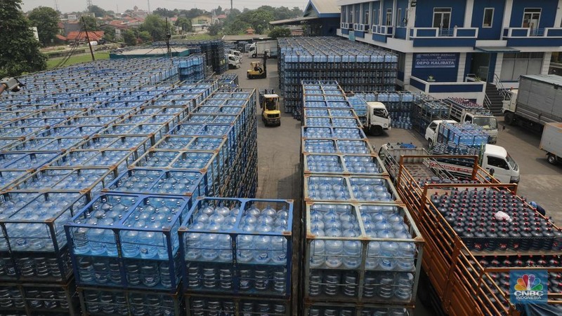 Sejumlah pekerja mengangkut air minum dalam kemasan (AMDK) galon dengan alat pemberat di distributor Aqua di kawasan Jakarta, Kamis, (14/11/2024). (CNBC Indonesia/Muhammad Sabki)