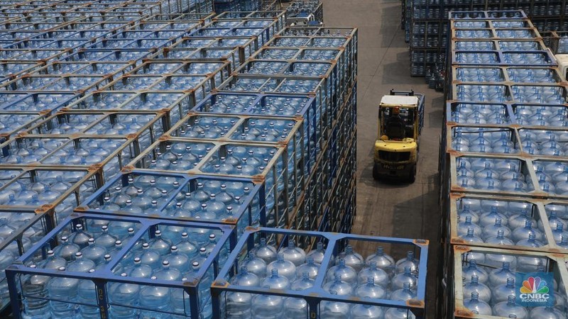 Sejumlah pekerja mengangkut air minum dalam kemasan (AMDK) galon dengan alat pemberat di distributor Aqua di kawasan Jakarta, Kamis, (14/11/2024). (CNBC Indonesia/Muhammad Sabki)