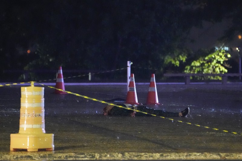 Suasana pasca terjadinya ledakan di luar Mahkamah Agung, Brasília, Brasil (13/11/2024). (AP Photo/Eraldo Peres) Suasana pasca terjadinya ledakan di luar Mahkamah Agung, Brasília, Brasil (13/11/2024). (AP Photo/Eraldo Peres)