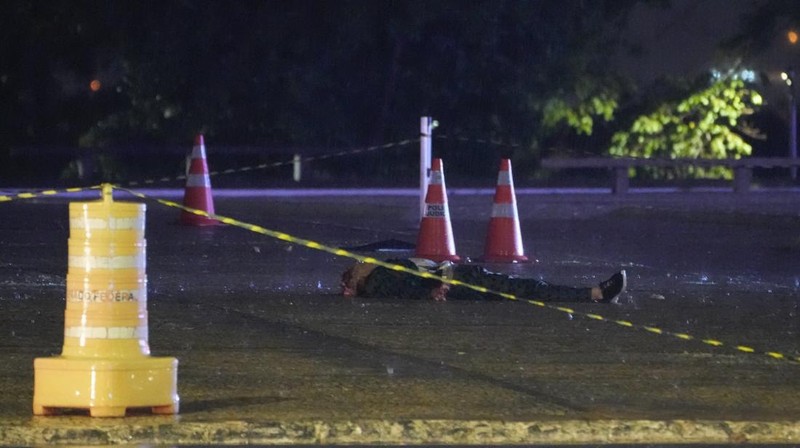 Suasana pasca terjadinya ledakan di  luar Mahkamah Agung, Brasília, Brasil (13/11/2024). (AP Photo/Eraldo Peres)