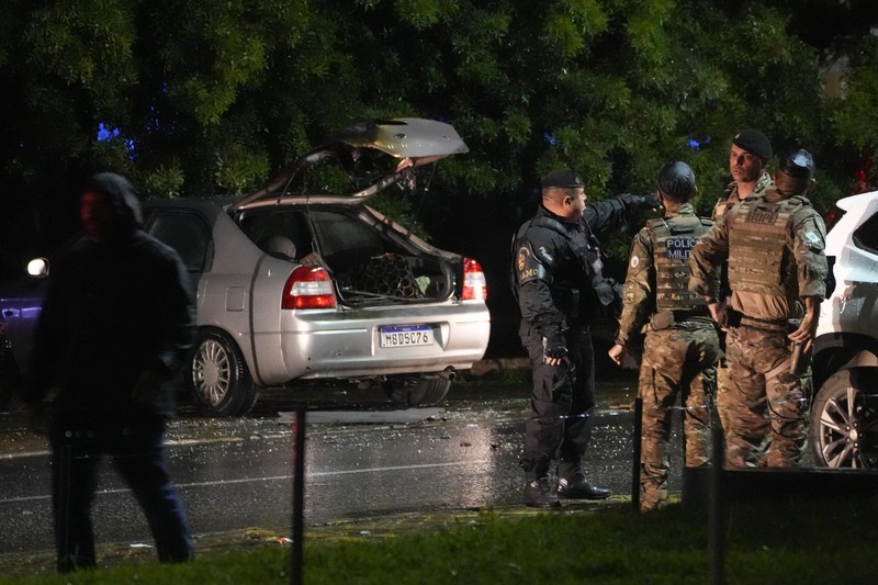 Suasana pasca terjadinya ledakan di luar Mahkamah Agung, Brasília, Brasil (13/11/2024). (AP Photo/Eraldo Peres) Suasana pasca terjadinya ledakan di luar Mahkamah Agung, Brasília, Brasil (13/11/2024). (AP Photo/Eraldo Peres)