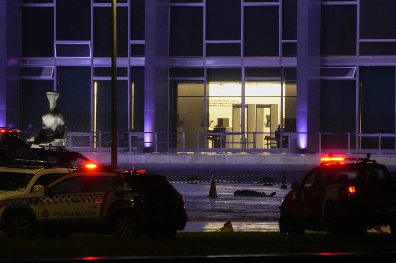 Suasana pasca terjadinya ledakan di luar Mahkamah Agung, Brasília, Brasil (13/11/2024). (AP Photo/Eraldo Peres) Suasana pasca terjadinya ledakan di luar Mahkamah Agung, Brasília, Brasil (13/11/2024). (AP Photo/Eraldo Peres)