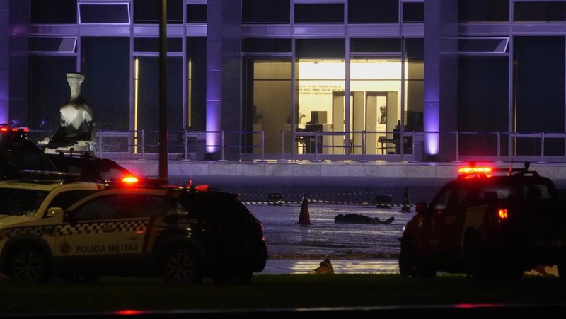 Suasana pasca terjadinya ledakan di  luar Mahkamah Agung, Brasília, Brasil (13/11/2024). (AP Photo/Eraldo Peres)