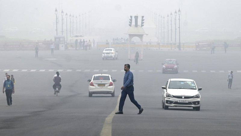 Suasana saat polusi kabut asap di New Delhi, India, Rabu (13/11/2024). (AP Photo)