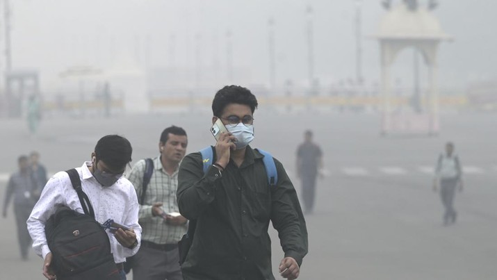 Suasana saat polusi kabut asap di New Delhi, India, Rabu (13/11/2024). (AP Photo)