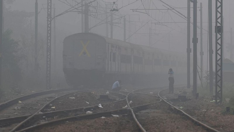 Suasana saat polusi kabut asap di New Delhi, India, Rabu (13/11/2024). (AP Photo)