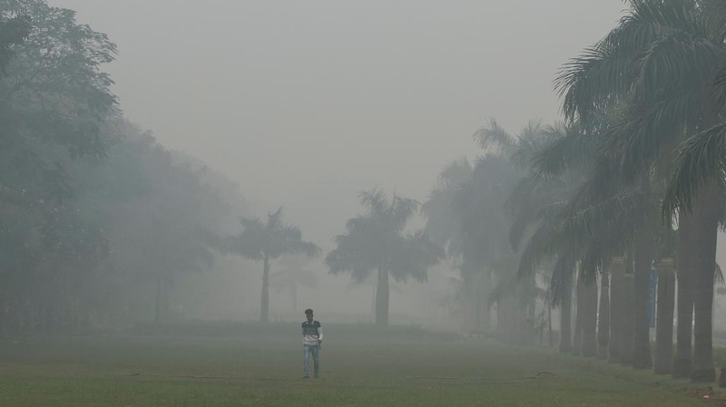 Suasana saat polusi kabut asap di New Delhi, India, Rabu (13/11/2024). (AP Photo)