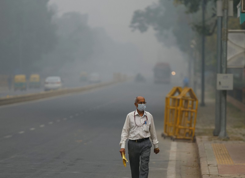 Suasana saat polusi kabut asap di New Delhi, India, Rabu (13/11/2024). (AP Photo)