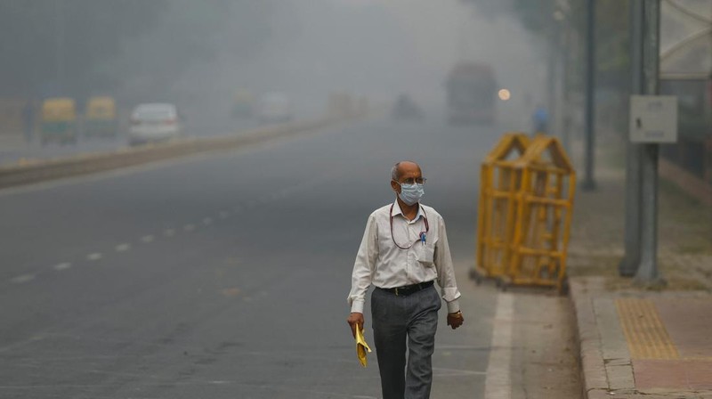 Suasana saat polusi kabut asap di New Delhi, India, Rabu (13/11/2024). (AP Photo)