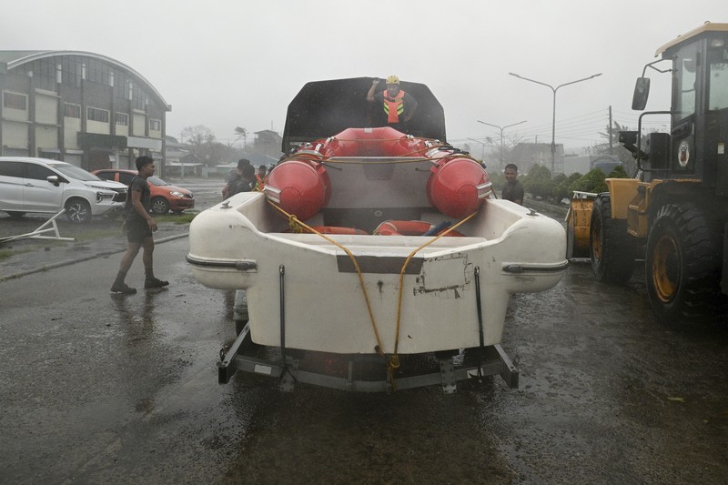 Seorang pria mendorong sepeda motornya di tengah hujan lebat akibat Topan Usagi di Santa Ana, provinsi Cagayan, Filipina utara pada Kamis, 14 November 2024. Seorang pria mendorong sepeda motornya di tengah hujan lebat akibat Topan Usagi di Santa Ana, provinsi Cagayan, Filipina utara pada Kamis, 14 November 2024. (AP Photo/Noel Celis)