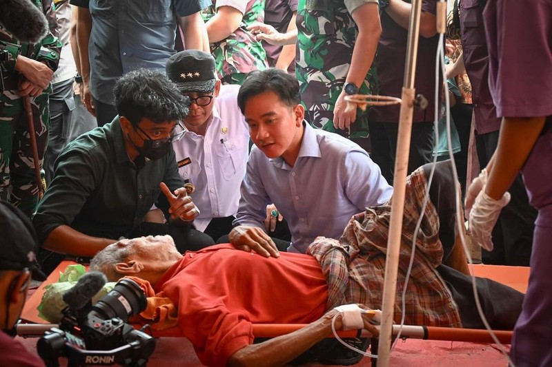 Wakil Presiden Gibran Rakabuming Raka mengunjungi posko pengungsian di Desa Kobasoma, Kecamatan Titehena, Kabupaten Flores Timur, Nusa Tenggara Timur (NTT), Kamis (14/11/2024). (Instagram @gibran_rakabuming)