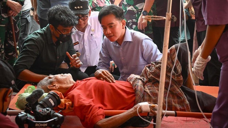 Wakil Presiden Gibran Rakabuming Raka mengunjungi posko pengungsian di Desa Kobasoma, Kecamatan Titehena, Kabupaten Flores Timur, Nusa Tenggara Timur (NTT), Kamis (14/11/2024). (Instagram @gibran_rakabuming)