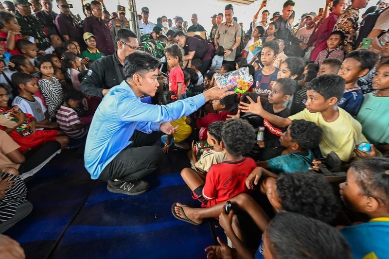 Wakil Presiden Gibran Rakabuming Raka mengunjungi posko pengungsian di Desa Kobasoma, Kecamatan Titehena, Kabupaten Flores Timur, Nusa Tenggara Timur (NTT), Kamis (14/11/2024). Wakil Presiden Gibran Rakabuming Raka mengunjungi posko pengungsian di Desa Kobasoma, Kecamatan Titehena, Kabupaten Flores Timur, Nusa Tenggara Timur (NTT), Kamis (14/11/2024). (Instagram @gibran_rakabuming)