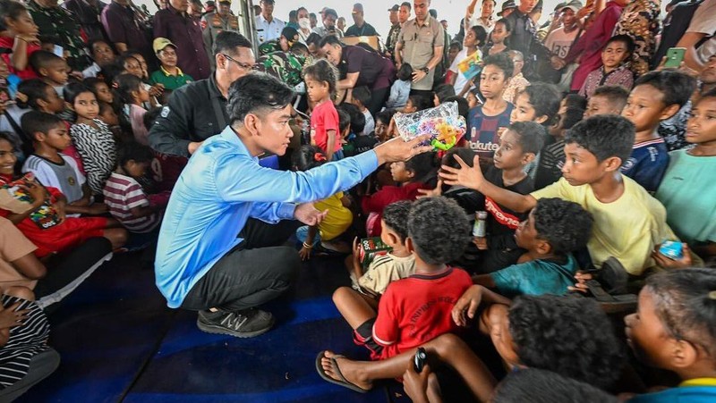 Wakil Presiden Gibran Rakabuming Raka mengunjungi posko pengungsian di Desa Kobasoma, Kecamatan Titehena, Kabupaten Flores Timur, Nusa Tenggara Timur (NTT), Kamis (14/11/2024). (Instagram @gibran_rakabuming)