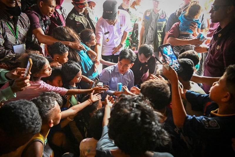 Wakil Presiden Gibran Rakabuming Raka mengunjungi posko pengungsian di Desa Kobasoma, Kecamatan Titehena, Kabupaten Flores Timur, Nusa Tenggara Timur (NTT), Kamis (14/11/2024). Wakil Presiden Gibran Rakabuming Raka mengunjungi posko pengungsian di Desa Kobasoma, Kecamatan Titehena, Kabupaten Flores Timur, Nusa Tenggara Timur (NTT), Kamis (14/11/2024). (Instagram @gibran_rakabuming)