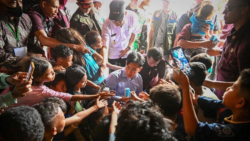 Wakil Presiden Gibran Rakabuming Raka mengunjungi posko pengungsian di Desa Kobasoma, Kecamatan Titehena, Kabupaten Flores Timur, Nusa Tenggara Timur (NTT), Kamis (14/11/2024). (Instagram @gibran_rakabuming)