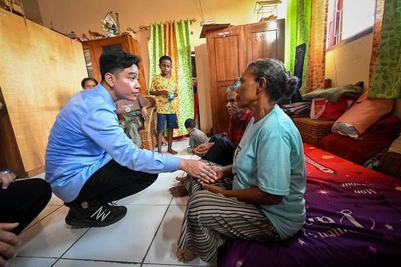 Wakil Presiden Gibran Rakabuming Raka mengunjungi posko pengungsian di Desa Kobasoma, Kecamatan Titehena, Kabupaten Flores Timur, Nusa Tenggara Timur (NTT), Kamis (14/11/2024). (Instagram @gibran_rakabuming)