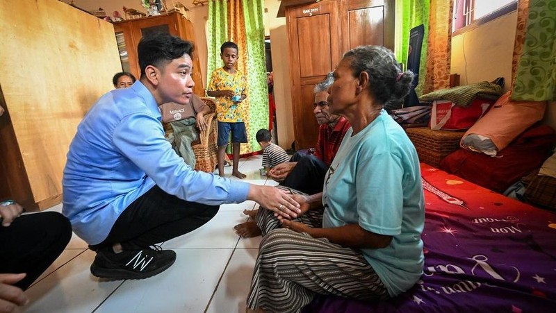 Wakil Presiden Gibran Rakabuming Raka mengunjungi posko pengungsian di Desa Kobasoma, Kecamatan Titehena, Kabupaten Flores Timur, Nusa Tenggara Timur (NTT), Kamis (14/11/2024). (Instagram @gibran_rakabuming)