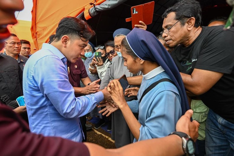 Wakil Presiden Gibran Rakabuming Raka mengunjungi posko pengungsian di Desa Kobasoma, Kecamatan Titehena, Kabupaten Flores Timur, Nusa Tenggara Timur (NTT), Kamis (14/11/2024). (Instagram @gibran_rakabuming)